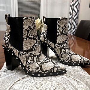 Perfect Pair of shoes goes with anything short skirt ankle jeans